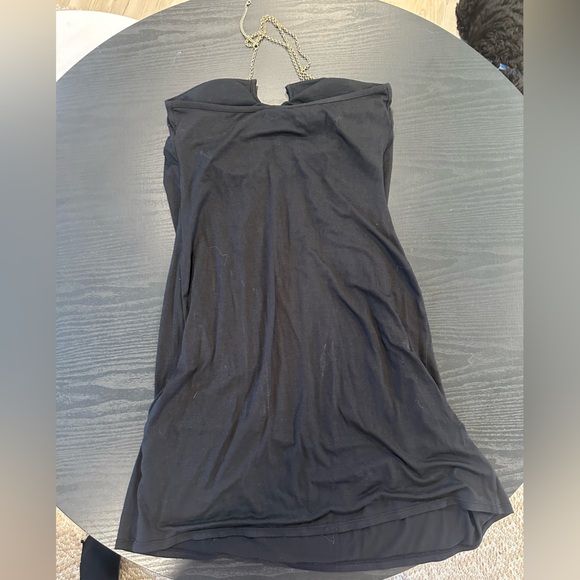 Black short dress with gold chains attached as necklace - Picture 3 of 3